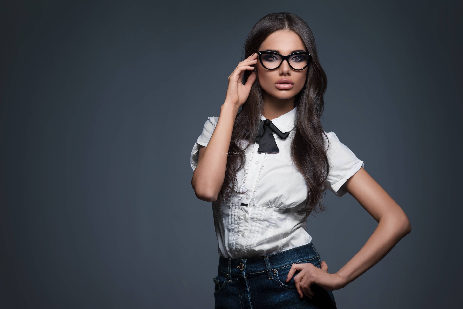 employee-le-jourescort-girl-la-nuit